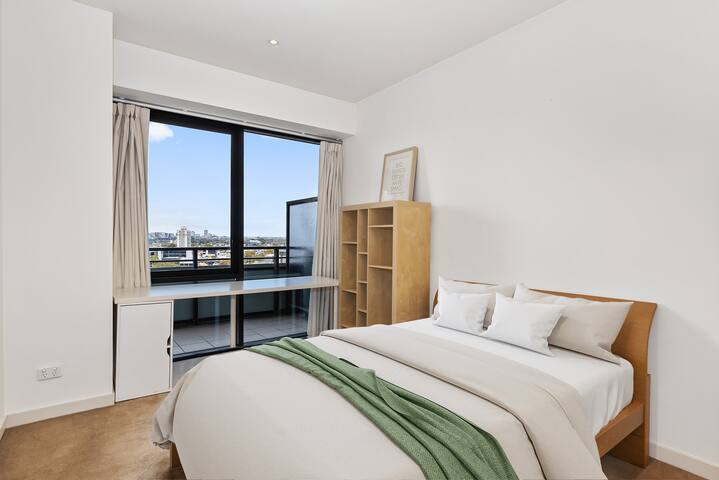 Lux Short Stay (3 Bedrooms) at Clarendon Tower gallery image 2