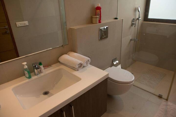 Full bathroom 1 image 1