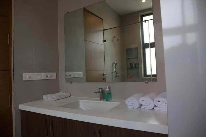 Full bathroom 2 image 1