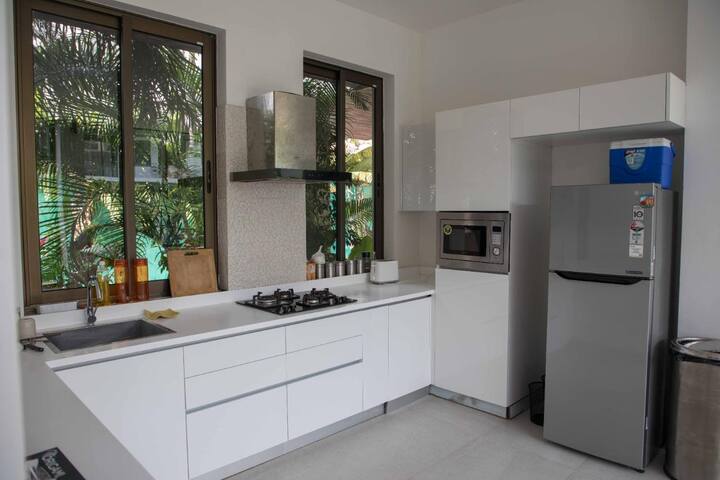 Full kitchen image 1