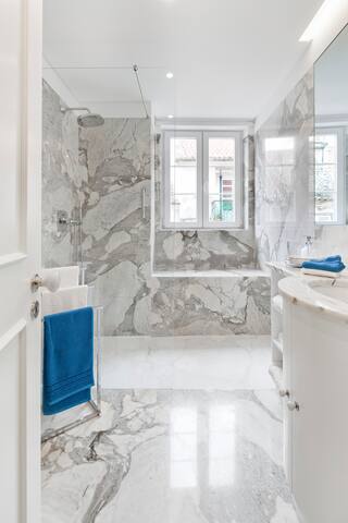 Persian – Luxurious 2 Bed 2 Bath Duplex in Chiado gallery image 3