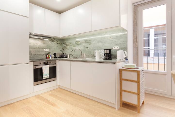 Persian – Luxurious 2 Bed 2 Bath Duplex in Chiado gallery image 5