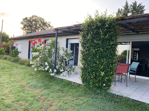 Maison avec piscine et terrain 2400m2