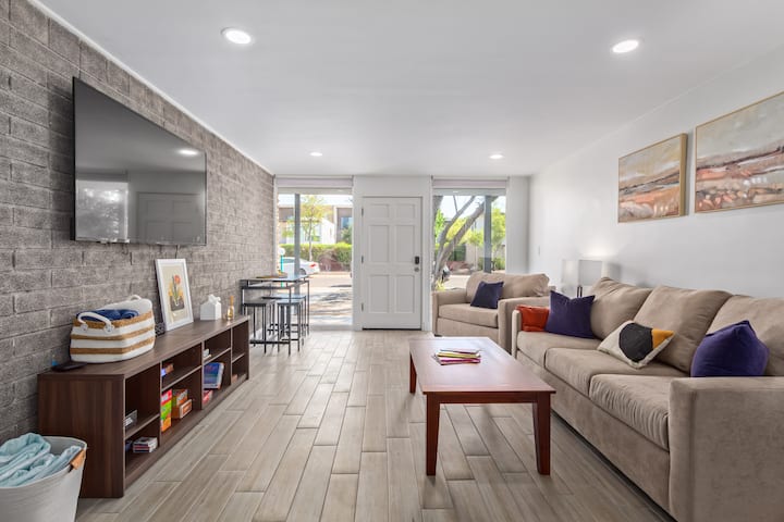 U dnevnom boravku nalazi se veliki bračni krevet, manji kauč na razvlačenje za dvije osobe i Smart TV za zabavu.