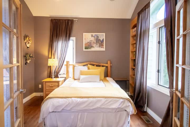 Dormitorio 1 - cama tamaño queen en el nivel principal con baño adjunto