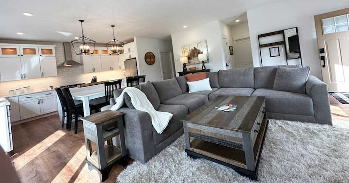 Huge open room for families to gather. Large sectional with seating for 6 & additional bench for seating. There are approx. 4 steps to go up to the front door. Sliding door to deck with bbq, firepit and lots of seating. Golf course view off deck.