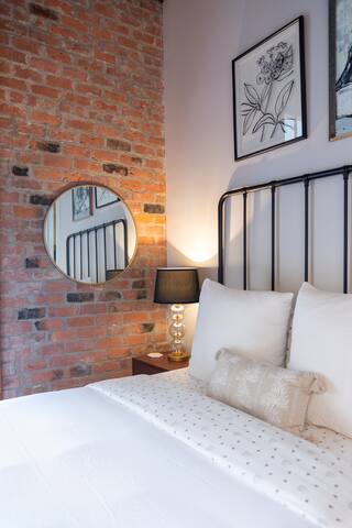 Epic 1838 Garden District 5BR w/balcony & Parking gallery image 2