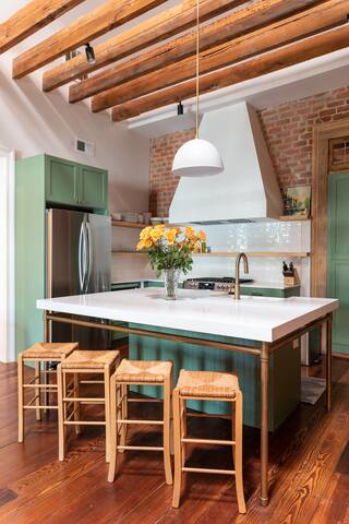 Epic 1838 Garden District 5BR w/balcony & Parking gallery image 4