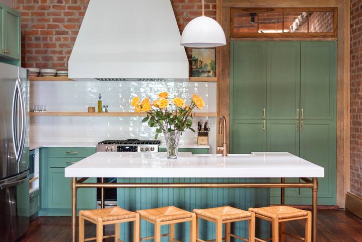 Epic 1838 Garden District 5BR w/balcony & Parking gallery image 3