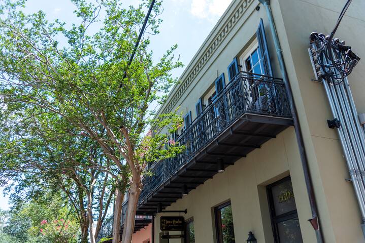 Epic 1838 Garden District 5BR w/balcony & Parking gallery image 5