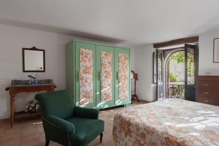 spálňa s manželskou posteľou