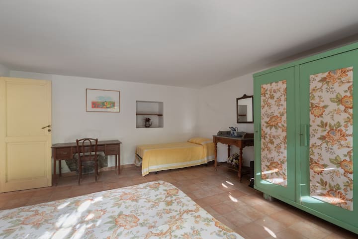 dvojlôžková spálňa s jednolôžkom