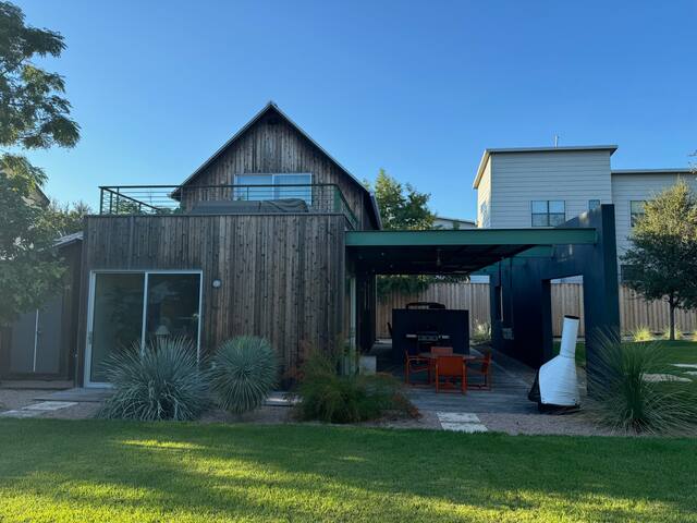 Award-Winning Backyard Haven in East Austin gallery image 3
