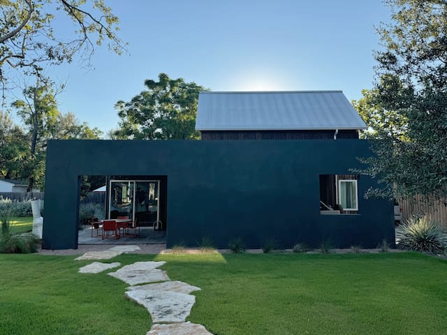 Award-Winning Backyard Haven in East Austin gallery image 2