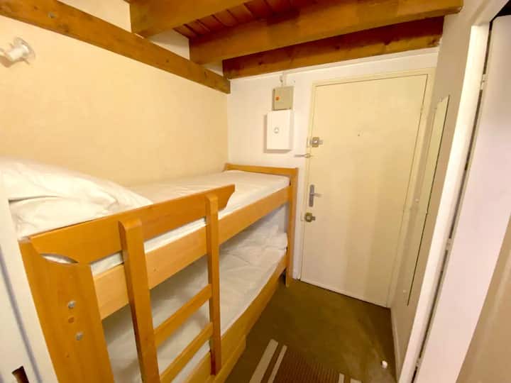 Canto da montanha na entrada do apartamento, 2 beliches, 1 portão para bebês disponível