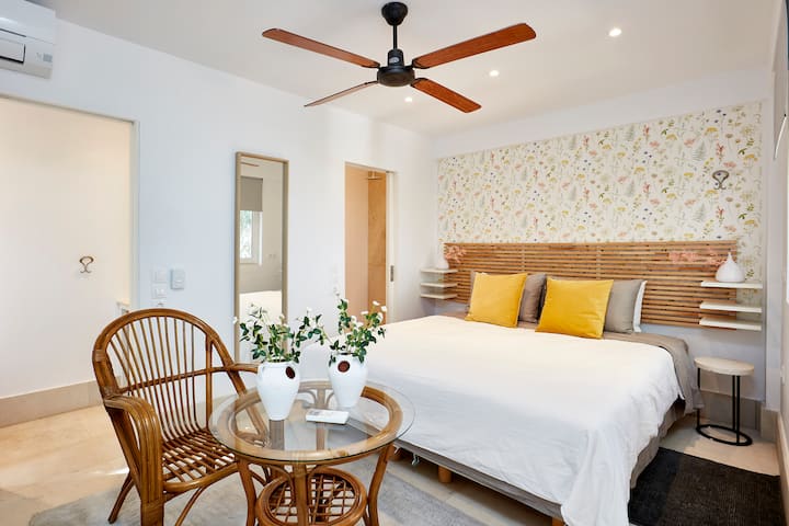 The ninth bedroom is set slightly apart from the others, and features a king-size bed (1.80m x 2.00m) and an ensuite bathroom with a stand-up shower.