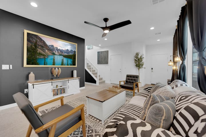 Luxury 5 BDRM House -15 min to LasVegas Strip