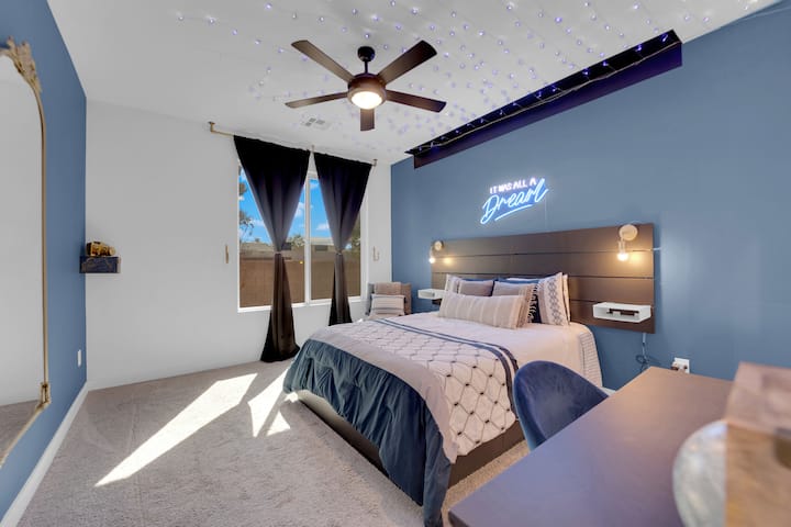 Chumba cha 1 cha kulala kiko kwenye ghorofa ya kwanza na Bafu lake la kujitegemea lililoambatishwa na kuifanya ifikike sana 