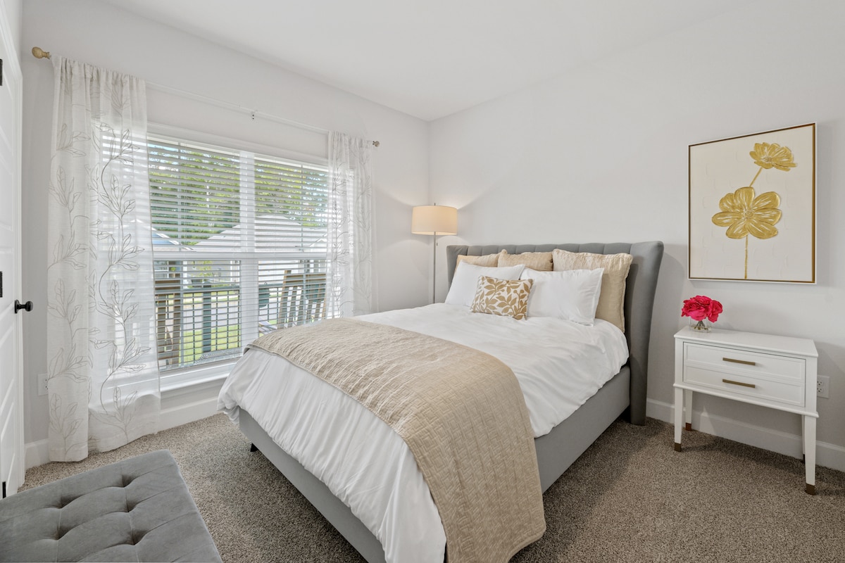 Elegante dormitorio con una cómoda cama tamaño queen, flanqueada por dos elegantes mesas auxiliares. Un refugio perfecto para noches de descanso.