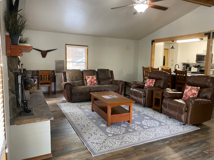 Burds Nest, 3br, 5 Beds, 2024 Remodel, Quiet Stay! - Ruidoso Downs, NM
