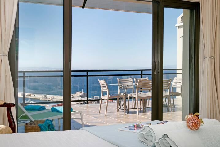 Stylish, Spacious, Sweeping Views For Sun Fun gallery image 2