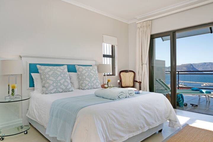 Stylish, Spacious, Sweeping Views For Sun Fun gallery image 4