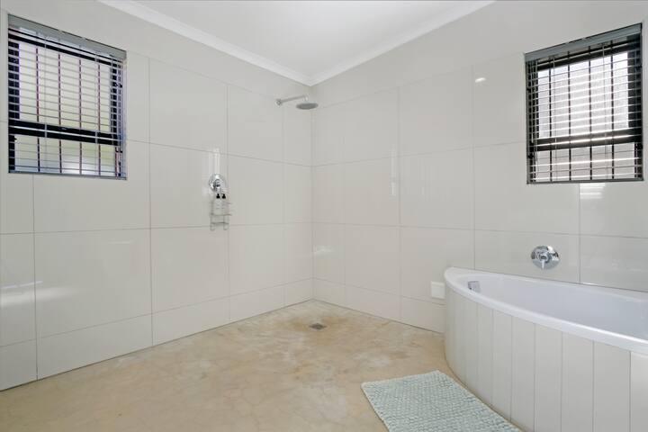 Stylish, Spacious, Sweeping Views For Sun Fun gallery image 3