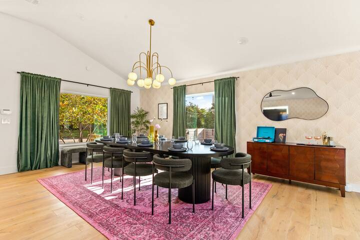 Luxe Austin House | Minigolf, Hot Tub, Walk 2 Eats gallery image 2