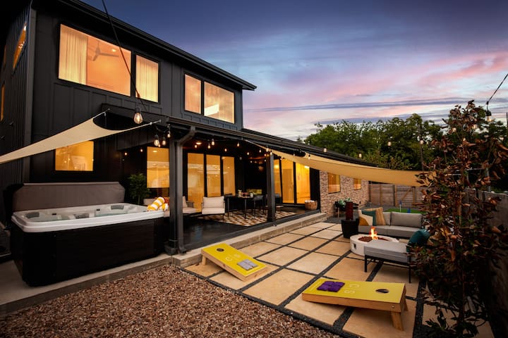Luxe Downtown Austin Home- HotTub – Putting Green