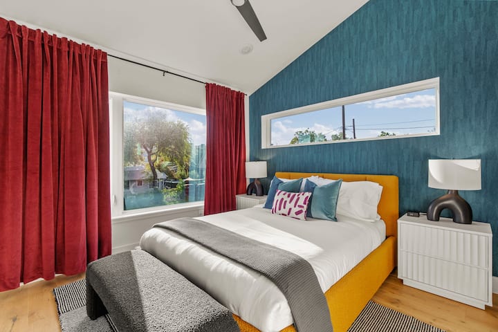 V tejto žiarivej spálni s upokojujúcimi farbami a pohodlnou posteľnou bielizňou sa budete cítiť ako doma.