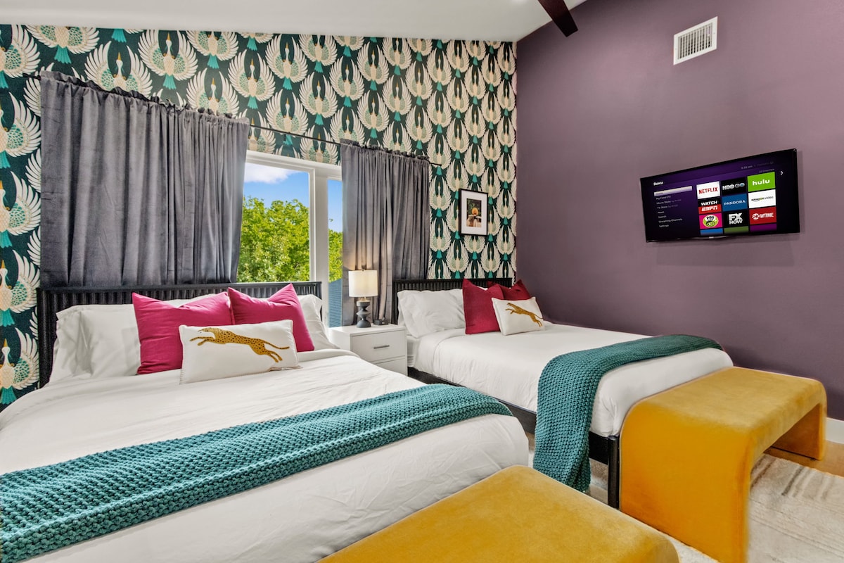 Rest easy in this chic bedroom, featuring 2 Queen-size beds and an ensuite full bathroom. 