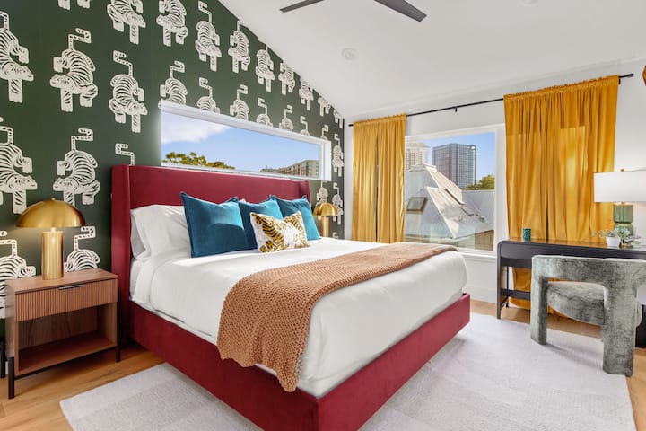 Oddýchnite si v štýlovej spálni s luxusnou posteľnou bielizňou a žiarivou, hravou výzdobou.