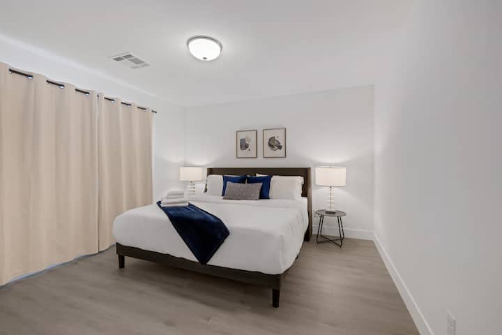 غرفة نوم في الطابق الثاني بسرير بحجم كينج.