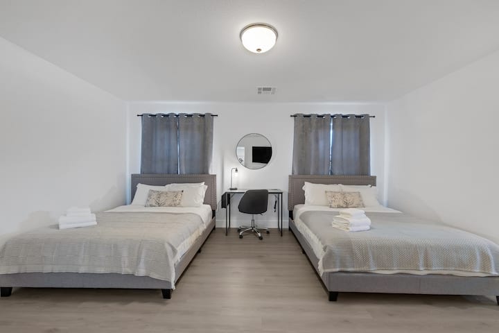 جناح رئيسي في الطابق الثاني مع حمام كامل ملحق.