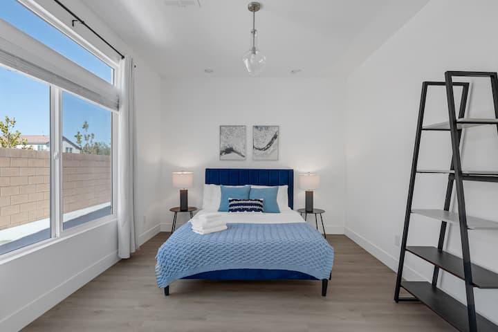 غرفة نوم في الطابق الأول بسرير بحجم كوين.