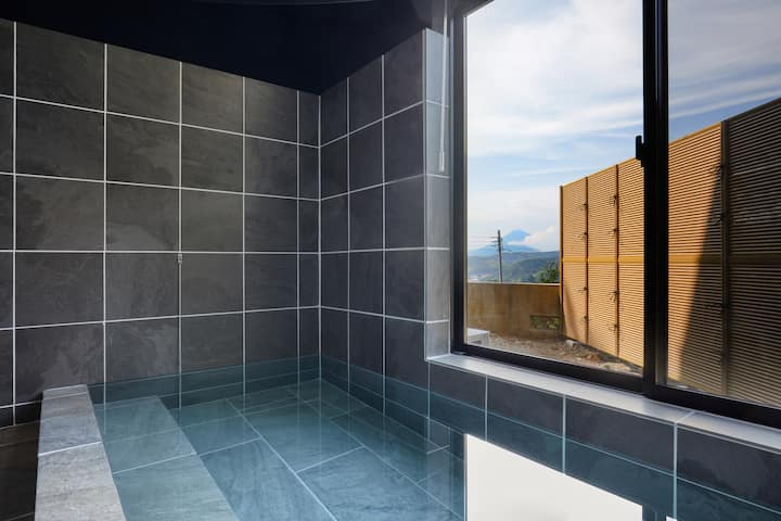 天候によっては富士山を見ながら温泉に入ることができます。