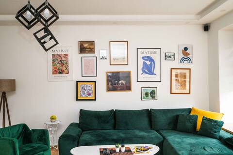 Spacious and Bright 2BDR Apartment in the Old Town