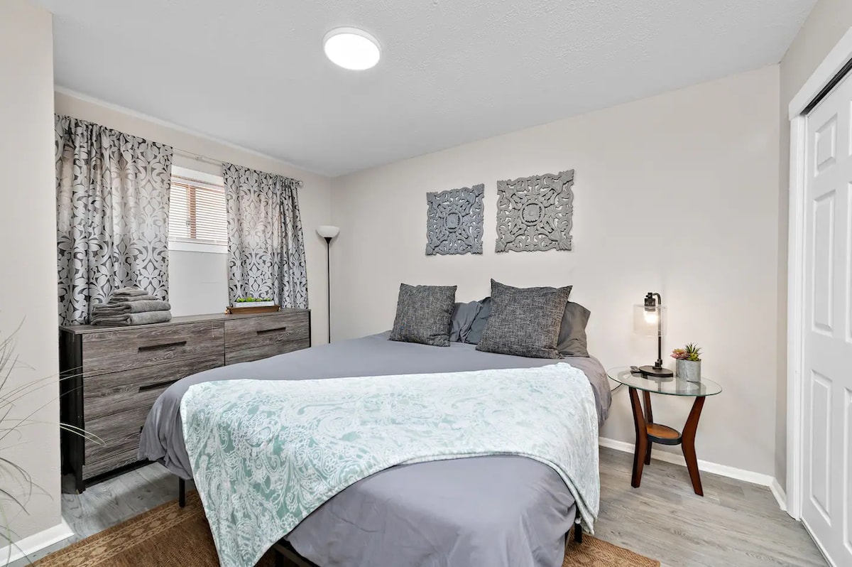 تتميز غرفة النوم المريحة هذه بسرير مريح متوسط الحجم وخزانة ملابس وطاولات جانبية. تخلق لوحة الألوان المحايدة والضوء الطبيعي الواسع جوًا مريحًا. استمتع بنوم هادئ ليلاً في هذا المسكن المريح.