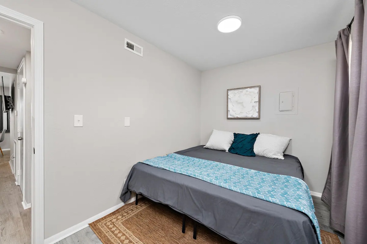 تحتوي غرفة النوم الواسعة هذه على سرير مريح وبياضات ناعمة وضوء طبيعي وافر. تخلق لوحة الألوان المحايدة والديكور البسيط جوًا هادئًا وجذابًا، وهو مثالي لقضاء ليلة نوم مريحة.
