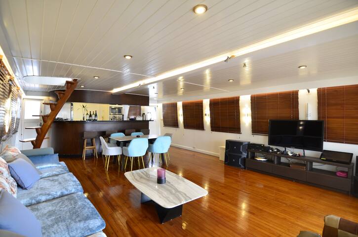 3000 sq ft. 3 Storeys Houseboat – Black Dragon gallery image 5