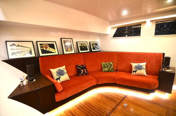 3000 sq ft. 3 Storeys Houseboat – Black Dragon gallery image 2