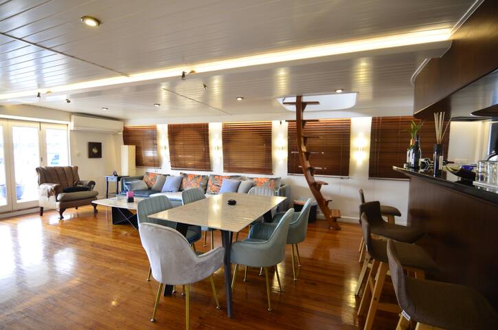 3000 sq ft. 3 Storeys Houseboat – Black Dragon gallery image 3