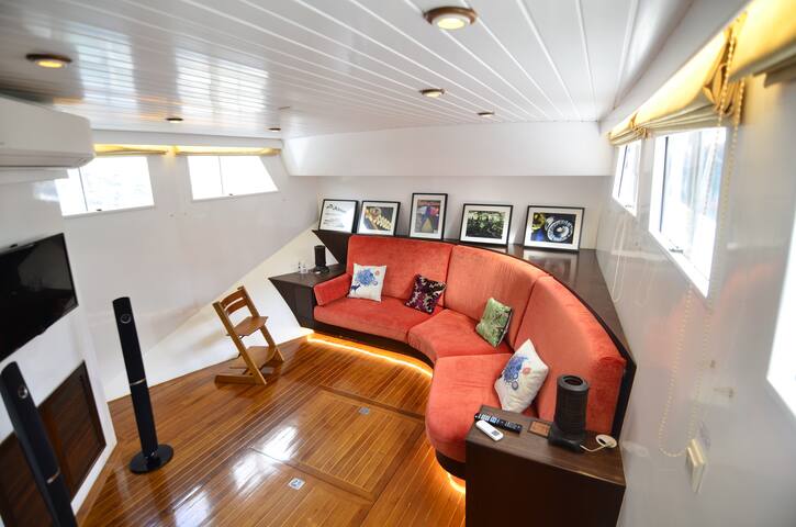 3000 sq ft. 3 Storeys Houseboat – Black Dragon gallery image 4