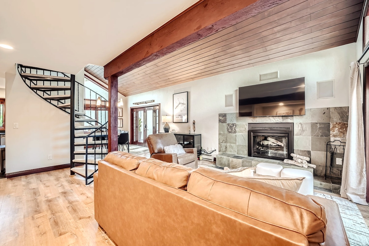 Dhomë ndenjjeje me oxhak dhe divan krevat dopio "queen". 