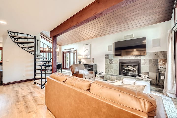 סלון עם אח וספה נפתחת נפתחת. 