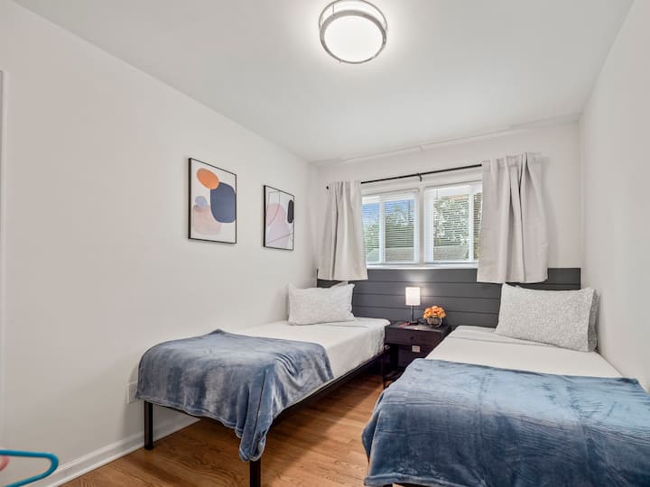 ชั้นหลักของเตียงแฝด 2 เตียง 