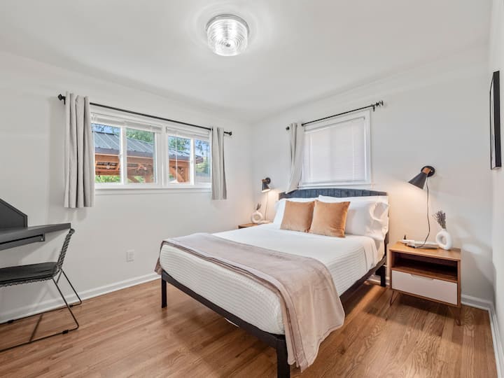 ห้องเตียงควีนไซส์พร้อมโต๊ะทำงานขนาดเล็ก HD LED Smart Roku TV ชั้นหลัก 