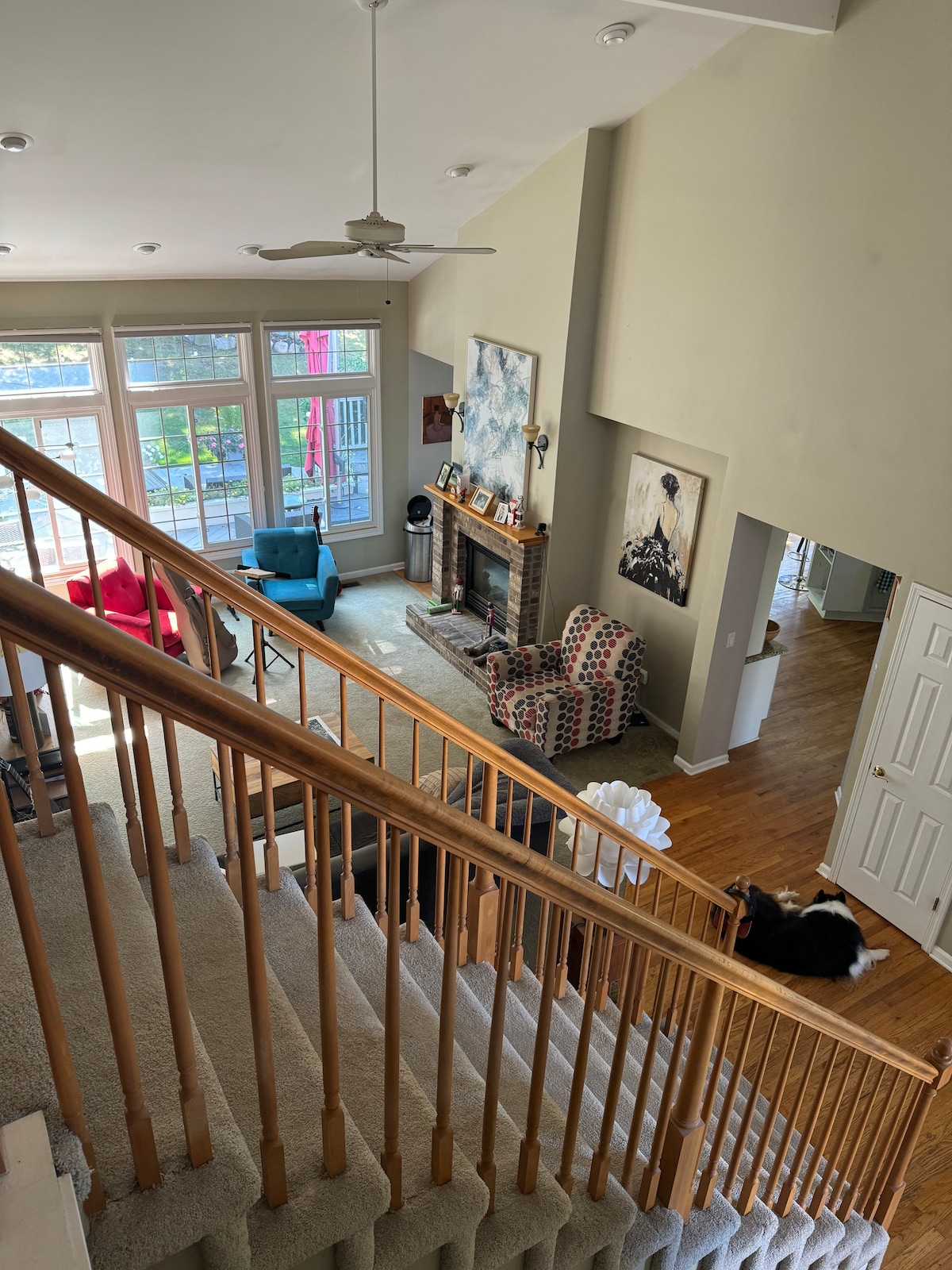 Pogled od prizemlja do glavnog dnevnog boravka i kuhinje