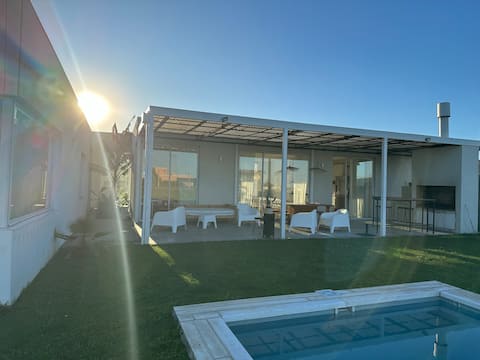 House with a pool and lake view - San Sebastián