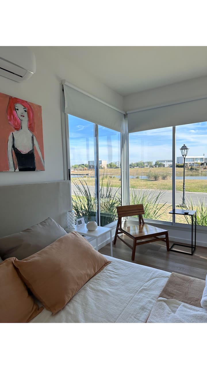 Ორადგილიანი საწოლით ან ორი ერთადგილიანი საწოლით, რომელიც ადაპტირებულია სტუმრების საჭიროებებთან.